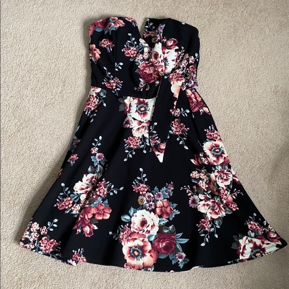 NWT Francesca’s Strapless Fit and Flare Dress - Picture 5 of 10